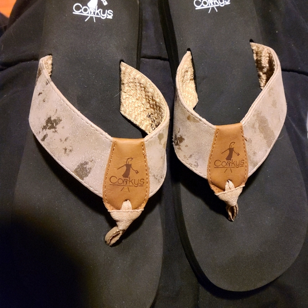 Corkys Flip Flop, Gold/Muted Gold Suede look cow print. Size 9. New, no tags